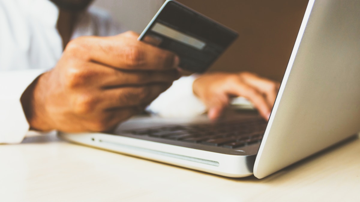 Smartphone mostrando pago Bizum alquiler, logos wallets digitales PayPal Revolut N26, diagrama flujo qué pagos declarar Modelo 170, ejemplos prácticos alquiler 800 euros Bizum, umbral eliminado 0 euros 2026