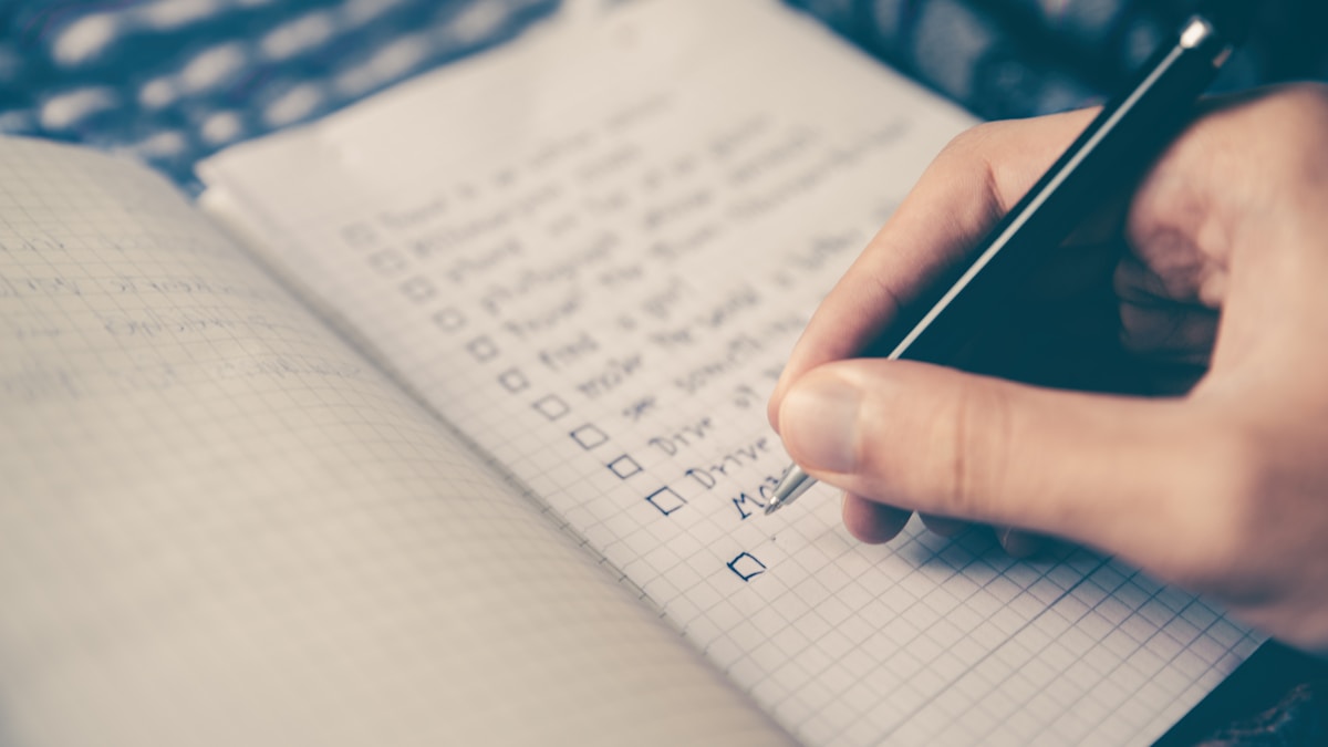 Checklist visual preparación gestoría Modelos 170 196 mensuales, 25 puntos paso a paso, timeline diciembre 2025 enero 2026, tareas software actualización formación equipo comunicación clientes workflows